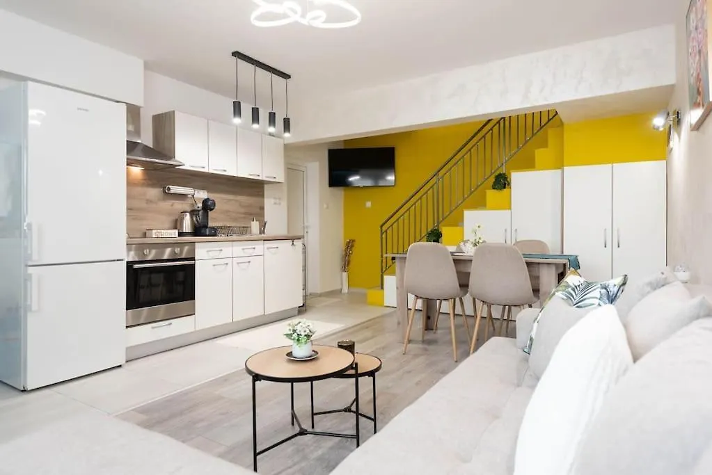 Apartment Artistic Space Near Chataldzha Varna